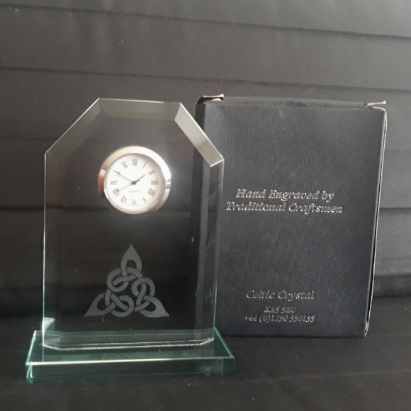 Handcrafted in Scotland Burns Crystal Desk Clock with Trinity Knot - Picture 2 of 15